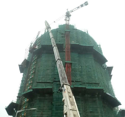 北关吊车在工地上作业